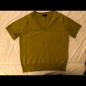 BR short-sleeved, v-neck pullover